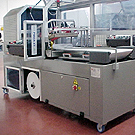 Automatischer Winkelschweißer mit angebautem Schrumpftunnel