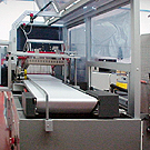 Automatischer Winkelschweißer mit angebautem Schrumpftunnel