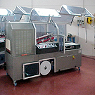 Automatischer Winkelschweißer mit angebautem Schrumpftunnel