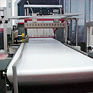 Automatischer Winkelschweißer mit angebautem Schrumpftunnel