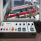 Automatischer Winkelschweißer mit angebautem Schrumpftunnel